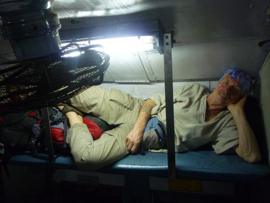 21:30 Uhr steigen wir in den Zug nach Raipur und richten uns für die Nacht ein.