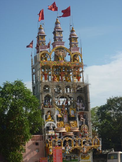 In der Nähe des Bahnhofes steht dieser Tempel. Er wurde in den letzten Jahren errichtet und ist noch nicht fertig. Hergestellt in Betonbauweise.