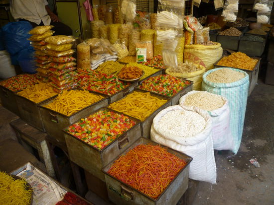 Nudeln in allen Variationen und Farben im Basar.