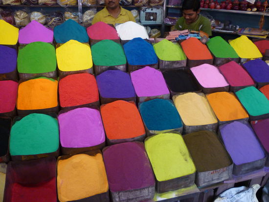 Eine Bunte Farbpalette an Textilfarben.