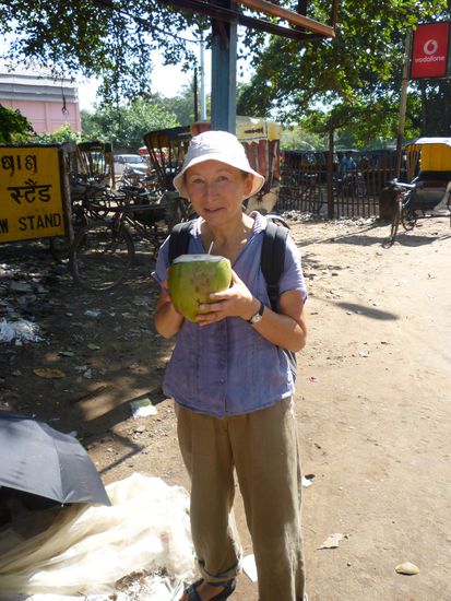 Nach der Ankunft in Puri, löschen wir unseren Durst mit einer Kokosnuss