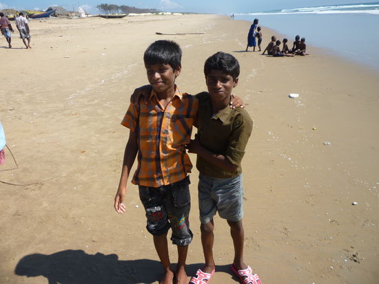 Kinder am Strand von Puri