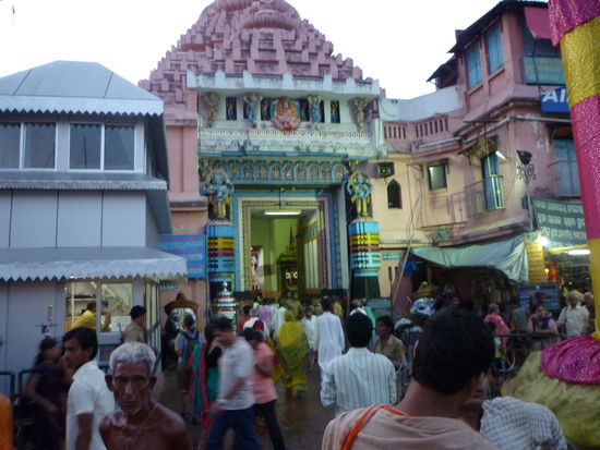 Der Eingang der Jagannath-Tempelanlage. Hier sind ständig bis zu 2000 Leute beschäftigt.