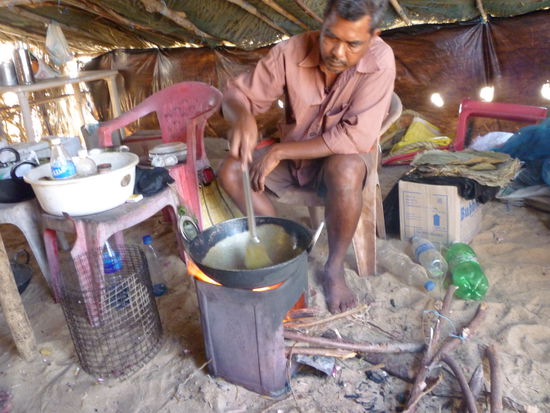 Kleine Garküche am Ufer des Lakes, wo Krustentiere und Fisch frisch zubereitet werden.