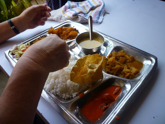 Typisch indisches Essen. Gegessen wird mit der rechten Hand.