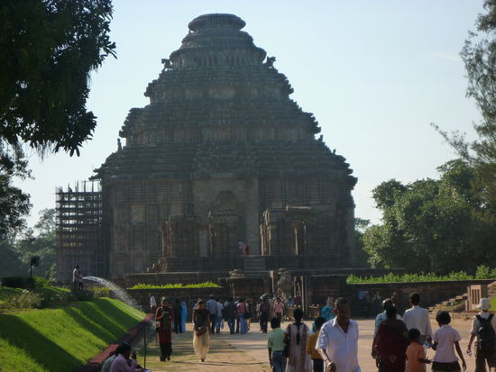 Der Sonnentempel von Konark, auch schwarze Pagode genannt.
Bekannt wegen seiner erotischen Bildhauereien. Die Tempelanlage wurde Mitte des 13.Jahrhunderts unter König Narasimha Deva (1238-1264) gebaut und bereits kurze Zeit später oder sogar noch während des Aufbaus aufgegeben. Der ursprüngliche Tempelturm ist nicht erhalten. Es ist unsicher, ob er überhaupt komplett fertiggestellt wurde. Der heute noch gut erhaltene Teil ist die hohe Sockelzone von Haupttempel und Vorhalle. Der Bau wurde als symbolisches Gespann (Ratha) des Sonnengottes Surya mit sieben Pferden errichtet.