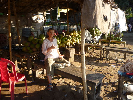 Nach der Besichtigung genießen wir frische Kokosnüsse.