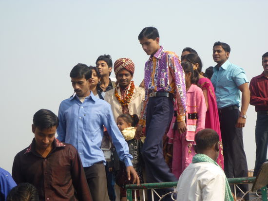 Hochzeitspaare lassen sich in Varanasi am Ganges trauen.
