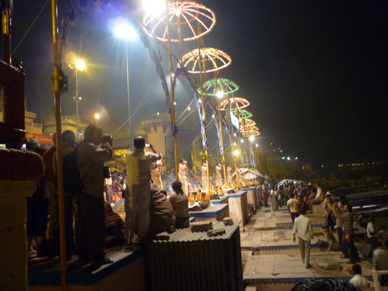 Jeden Abend die Zeremonie zu Ehren der heiligen Mutter Ganga.