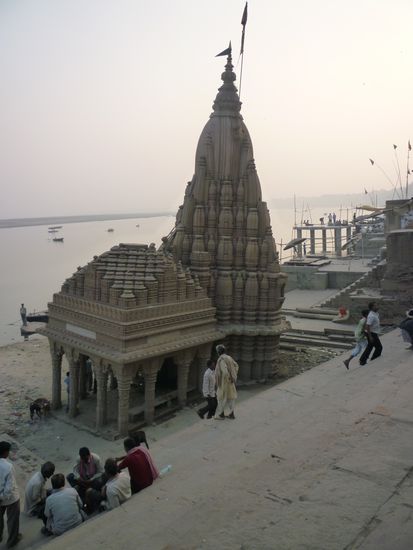 Dieser Tempel ist schon leicht in eine schiefe Lage geraten.