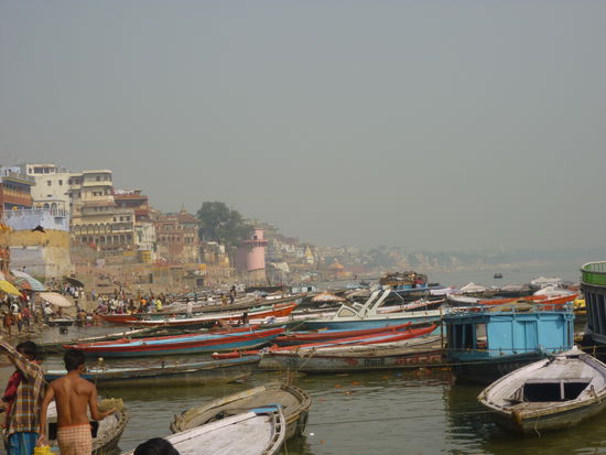 Die Ufer sind mit vielen Booten belegt, und es werden  ständig Bootsfahrten auf dem Fluß angeboten.