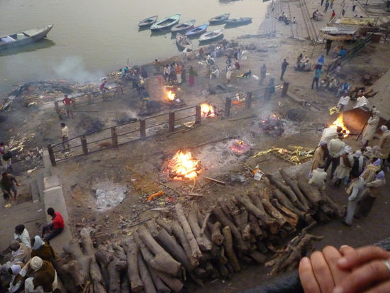 Von Oben kann man auf die Scheiterhaufen Schauen.