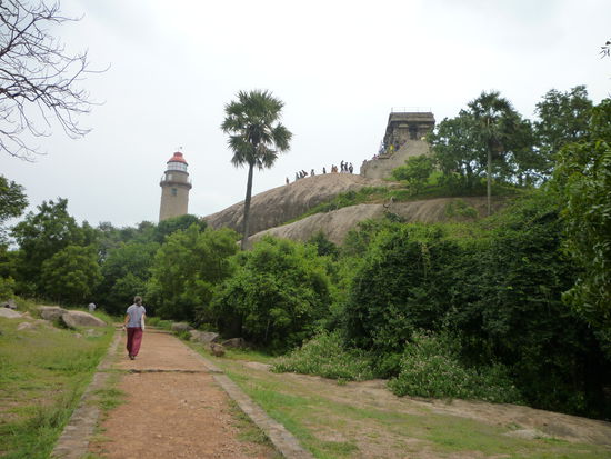 Die Stadt wird zum Landesinneren von riesigen Felsblöcken  begrenzt.