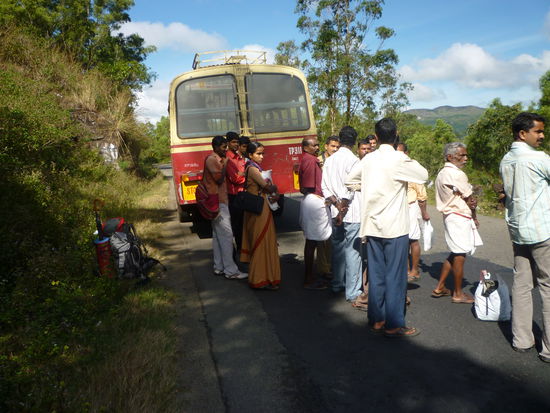 Unser Bus hat eine Reifenpanne und wir warten auf den Nächsten.