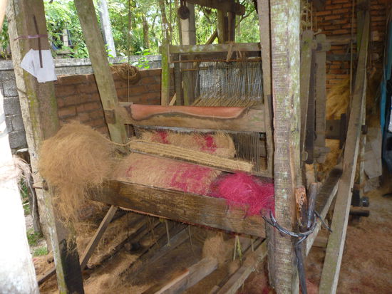 Webstuhl mit angefangener Fußmatte