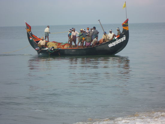 Die Fischer bringen in malerischen Booten ihren Fang nach Hause
