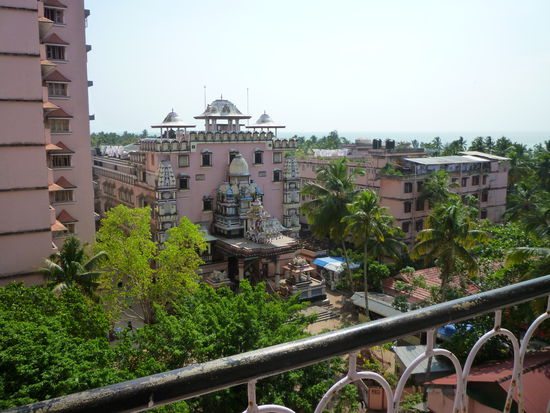Blick auf das Tempel- und Verwaltungsgebäude in Amrita Puri