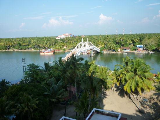 Von den hohen Gebäuden des Ashrams blickt man weit über die Kokoshaine ins Land.