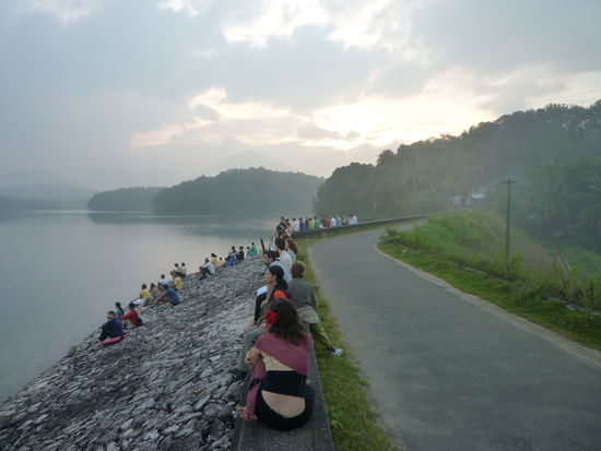 Om Namah Shivaia !
Um 6 Uhr morgens gehen wir zur Meditation auf eine Staumauer des Sees