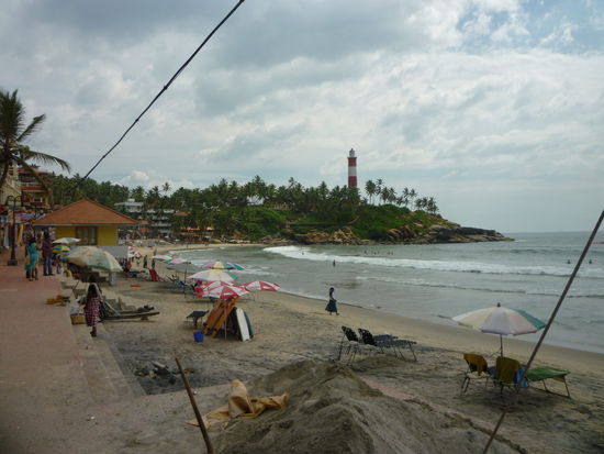 Kovalam hat einen schönen Strand und eine belebte Promenade mit vielen Restaurants, Cafe`s und Hotels. Hier sind schon viele Europäer,
und Frauen können auch im Bikini in der Sonne liegen.
Hinter den Häusern der Promenade liegen in den Kokoshainen einige schöne, preiswerte Pensionen.
Wir finden im Sandya Home ein angenehmes Zimmer für 300 Rupien.
Wir sind nun froh wieder in Freiheit zu sein und genießen die Tage in der heißen Sonne am Strand.und bei Spaziergängen durch die Palmenhaine.
23.12. Mittwoch
Für den Abend haben wir im Loneley Planet Restaurant 2 Plätze reserviert. Wir schlemmen an einem erstklassigen vegetarischen Buffet und erfreuen uns  an den Tanzdarbietungen.