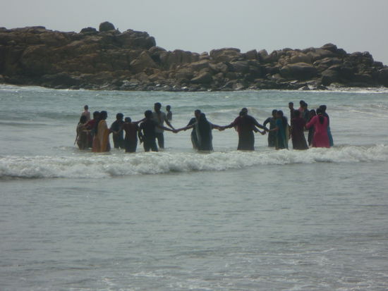 Die indische konservative Bevölkerung geht mit der Bekleidung ins Meer und hat auch riesigen Spaß.