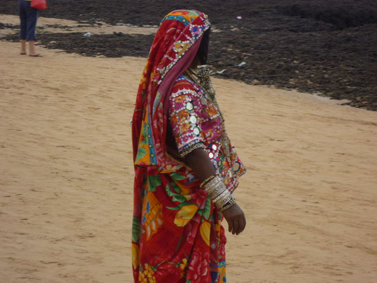 Frau in der Tracht Karnatakas. Die bunten Gewänder sind reichlich mit Spiegeln bestickt.