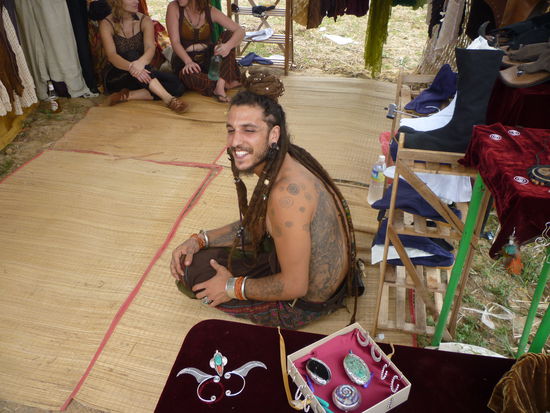 In Goa hat in einigen Kommunen die Hippi Bewegung noch überlebt und sie verkaufen am Flohmarkt ihren handgefertigten Schmuck.