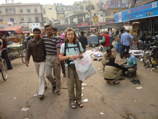 Chandi Chowk Old Delhi mit Müll und Strassenhändlern