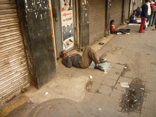 Bettler in einer Gasse