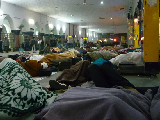 Die Hotels sind fast alle ausgebucht, zu teuer oder ohne Fenster. So geht es dann nach ein paar Stunden zurück zur Old Delhi Station. Dort machen wir uns am Bahnsteig auf useren Matten für die Nacht bequem.
Im Bahnhof wird der Bahnsteig zum Schlafsaal