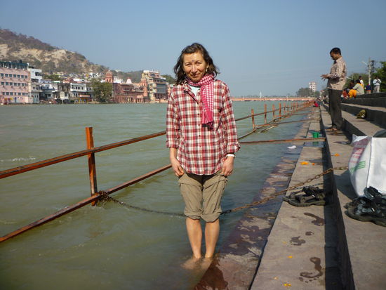 Fussbad im Ganges. Die Strömung ist sehr schnell und man sollte den Zaun nicht übersteigen.