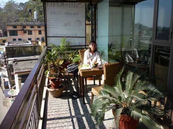 Wir sitzen im Sanskrit bei einem Imbiss mit Blick auf den Ganges.