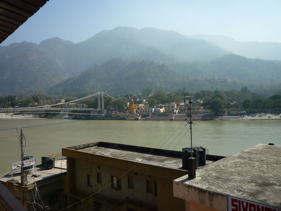 In der Ferne ist Ram  Jhula zu sehen.