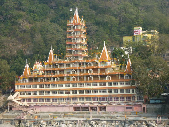 Tempel am Ganges, Nähe Lakshman Jhula.
Ist in der Neuzeit erbaut und dort sind einige Shops untergebracht.