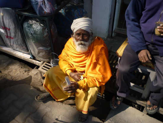 In Rishikesh trifft man viele Sadhus, echte und falsche, welche den Touris für einen Segen Geld abknöpfen wollen. Er war wohl ein Echter, denn er belästigte niemanden.