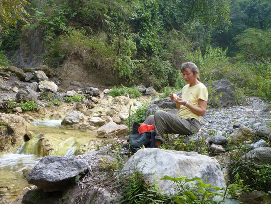 Rast und Picknick in einem Seitental des Ganges in den Bergen.