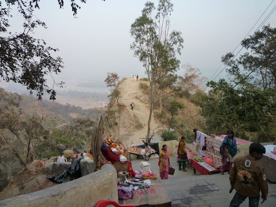 Verkaufsstände um den  Tempel, wo man alle möglichen Opfergaben erwerben kann.