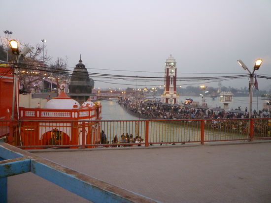 Jeden Abend wird am Ganga eine Puja mit Aarati celebriert. Dort kommen sehr viele Pilger zusammen. Da man nur barfuss teilnehmen darf, und die Steine abends sehr kalt sind, habe ich auf die Teilnahme verzichtet.