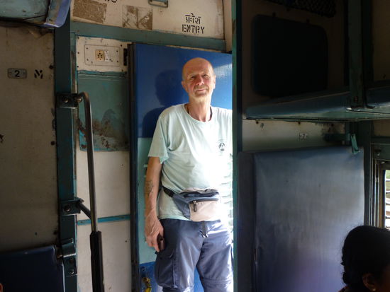 Nach einem Tag spüre ich schon die Wärme des tropischen Südens durch die offenen Zugtüren, wodurch es mir bald wieder besser geht.