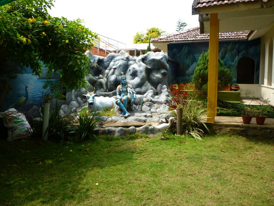 Der Tempelgarten im Ashram lädt ein zum Verweilen und Meditieren