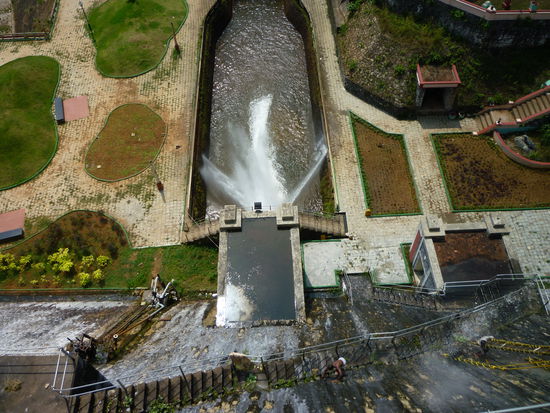 Blick vom Neyyar-Staudamm