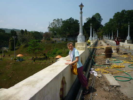 Die Fahrbahn des Dammes wird erneuert.