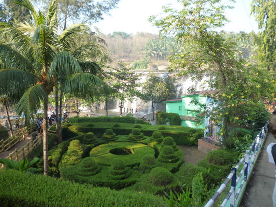 Von der Busstation geht man durch diesen gepflegten Park zum Ashram.