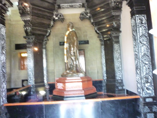 Statue von Vivekananda
1893 hielt er sich in den USA auf und wurde als ungeladener Gast auf dem Weltparlament der Religionen bei der World's Columbian Exposition in Chicago nach einem viel umjubelten Auftritt als strahlender Vertreter indischer Religiosität einem breiten Publikum im Westen bekannt. Seine 13. und letzte Rede auf dem Kongress schloss mit folgenden Worten:
"Wenn das Parlament der Religionen der Welt etwas gezeigt hat, dann ist es Folgendes: Es hat der Welt bewiesen, dass Heiligkeit, Reinheit und Mildtätigkeit nicht ausschließliche Besitztümer irgendeiner Kirche in der Welt sind und dass jedes System Männer und Frauen von erhabenstem Charakter erzeugt hat. Angesichts dieser Tatsachen bemitleide ich von ganzem Herzen denjenigen, der vom ausschließlichen Überleben seiner eigenen Religion träumt und von der Zerstörung der anderen; und ich zeige ihm, dass auf dem Banner jeder Religion trotz Widerstandes bald geschrieben stehen wird: "Hilfe und nicht Kampf", "Gegenseitiges Durchdringen und nicht Zerstörung", "Harmonie und Frieden und nicht Widerspruch"."
- Übersetzung von Jyotishman Dam aus Nikhilananda, Swami: Vivekananda, A Biography, Calcutta 1987