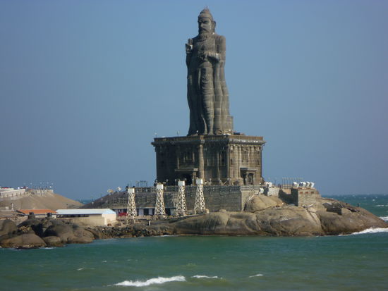 Tiruvalluvar-Statue
Kanyakumari
Die Tiruvalluvar-Statue ist eine 40,5 Meter hohe Monumentalstatue des tamilischen Dichters Tiruvalluvar vor Kanyakumari am Kap Komorin, der Südspitze Indiens, im Bundesstaat Tamil Nadu.