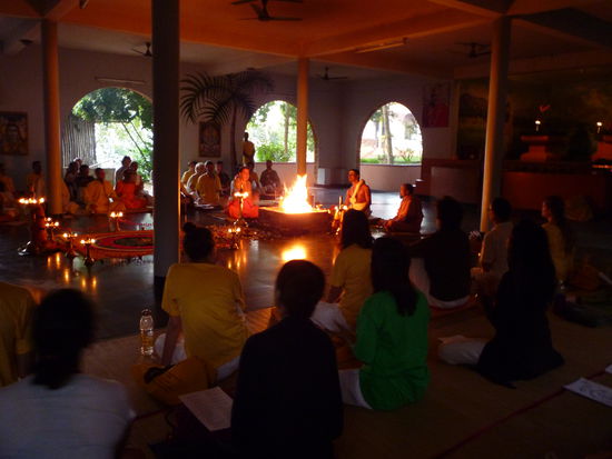 Zum Abschluss des Yoga-Trainer-Kurses findet eine Puja mit Feuerzeremonie statt.