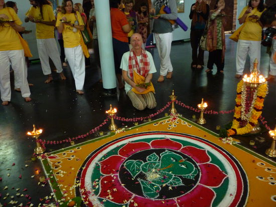 Jeder Teilnehmer wird gesegnet und erhält einen Schluck Kokossaft mit einer Süßspeise.