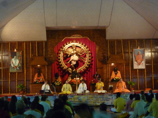 Abendlicher Satsang in der Siva Hall