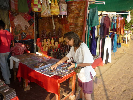 Oberhalb des Strandes auf dem Cliffs stehen Verkaufsstände, Restaurants und Pensionen