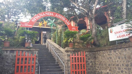 Morgens um 9:00 Uhr erreiche ich am Samstag, 04.01. den Sivananda Yoga Vedanta Dhanwantari Ashram in NeyyarDam, Kerala